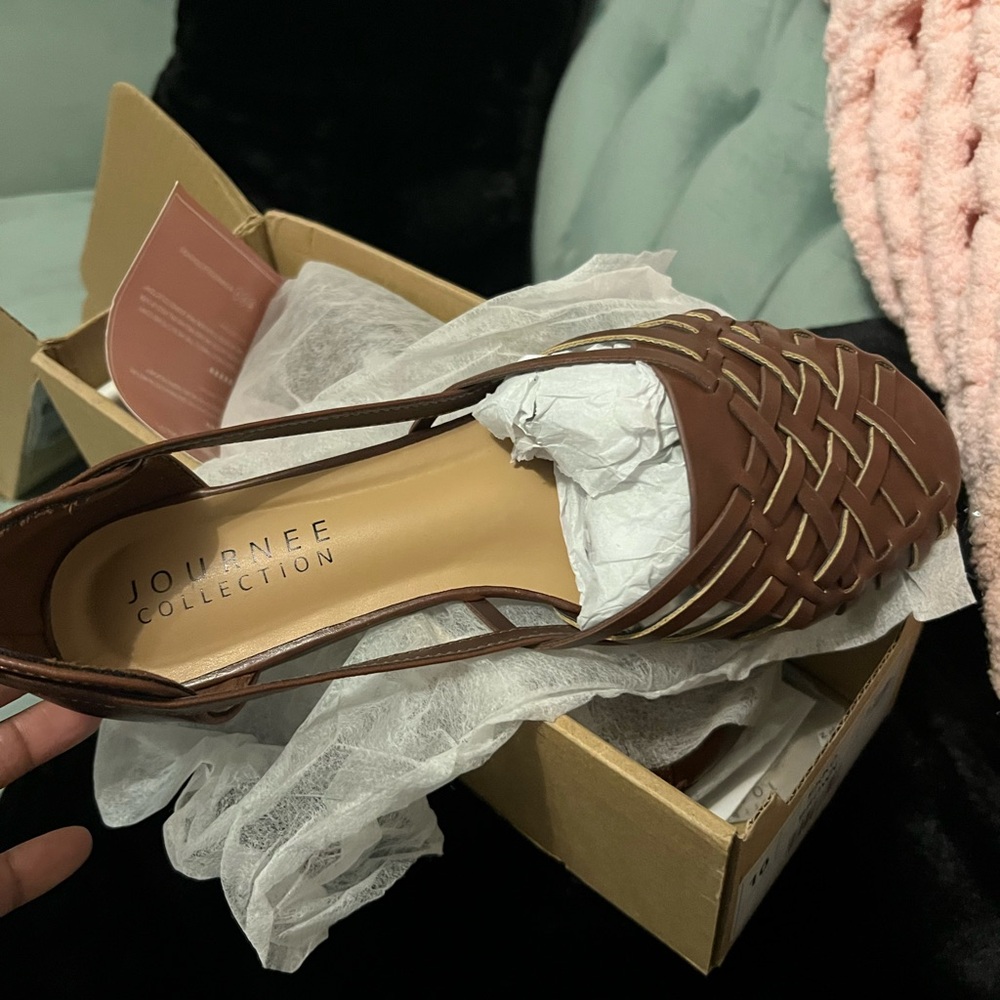 Flats/ Sandals - Picture 3 of 6